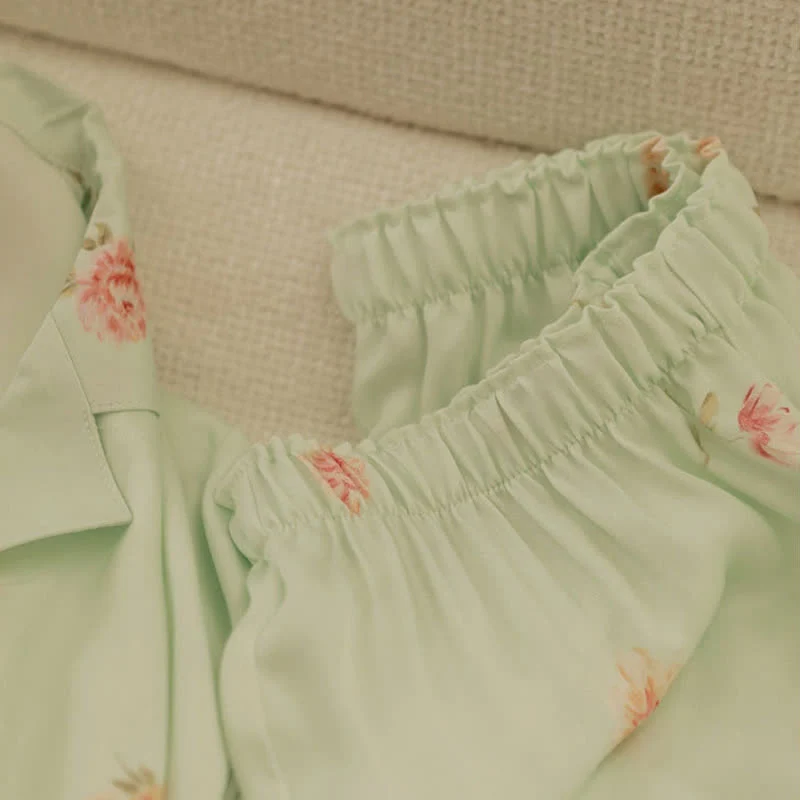Frisches grünes Pyjama-Set mit Blumenmuster