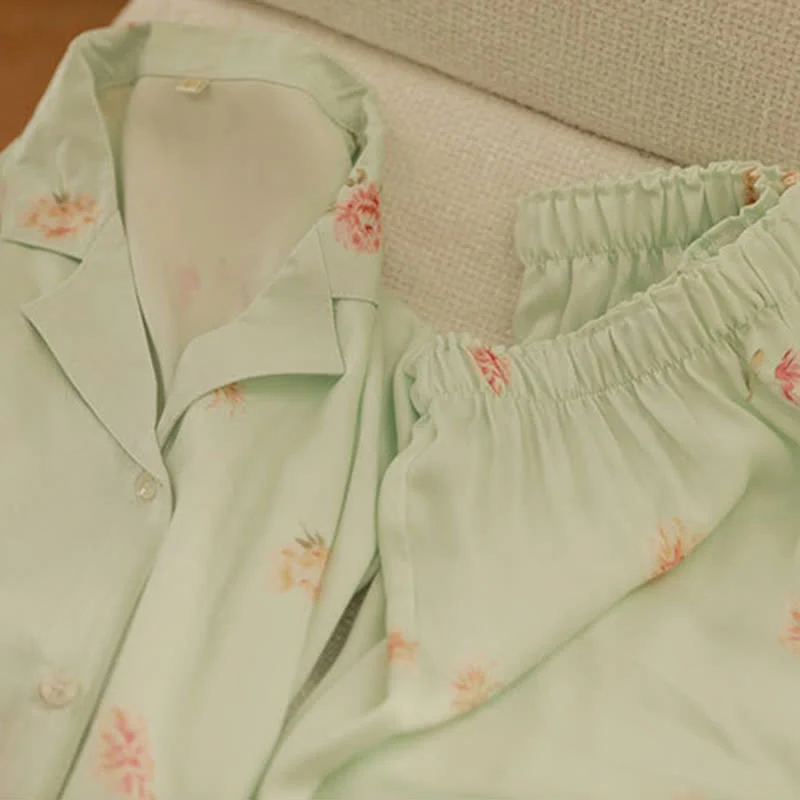 Frisches grünes Pyjama-Set mit Blumenmuster