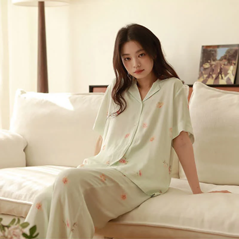Frisches grünes Pyjama-Set mit Blumenmuster