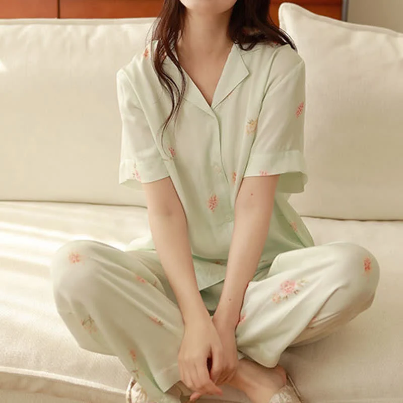 Frisches grünes Pyjama-Set mit Blumenmuster