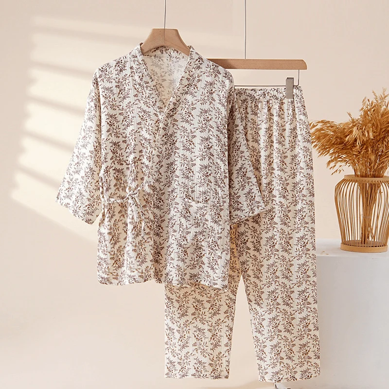 Braunes Loungewear-Set aus Baumwolle mit zartem Blumenmuster