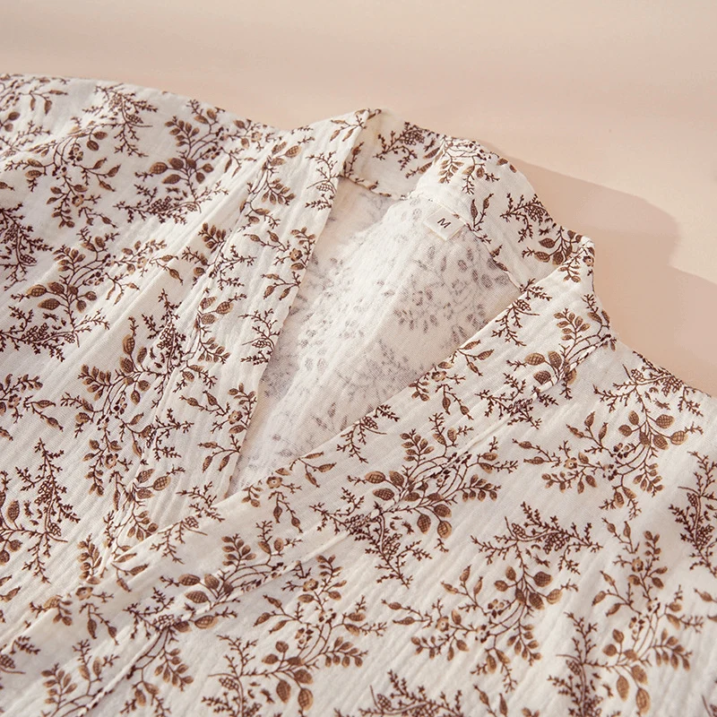 Braunes Loungewear-Set aus Baumwolle mit zartem Blumenmuster