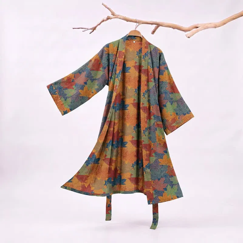 Kimono-Bademantel aus Baumwolle mit Ahornblattmuster für den Herbst