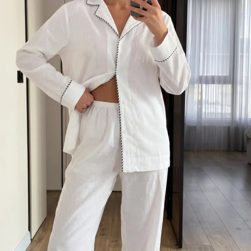 Loungewear-Set aus minimalistischer Baumwolle mit Kontrastbesatz