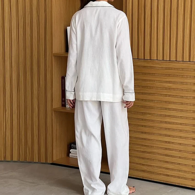 Loungewear-Set aus minimalistischer Baumwolle mit Kontrastbesatz