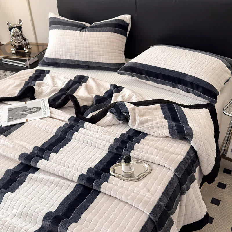Weiche Kuscheldecke mit geometrischem Karomuster