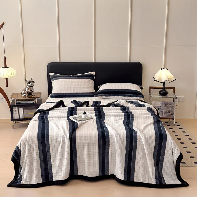 Weiche Kuscheldecke mit geometrischem Karomuster