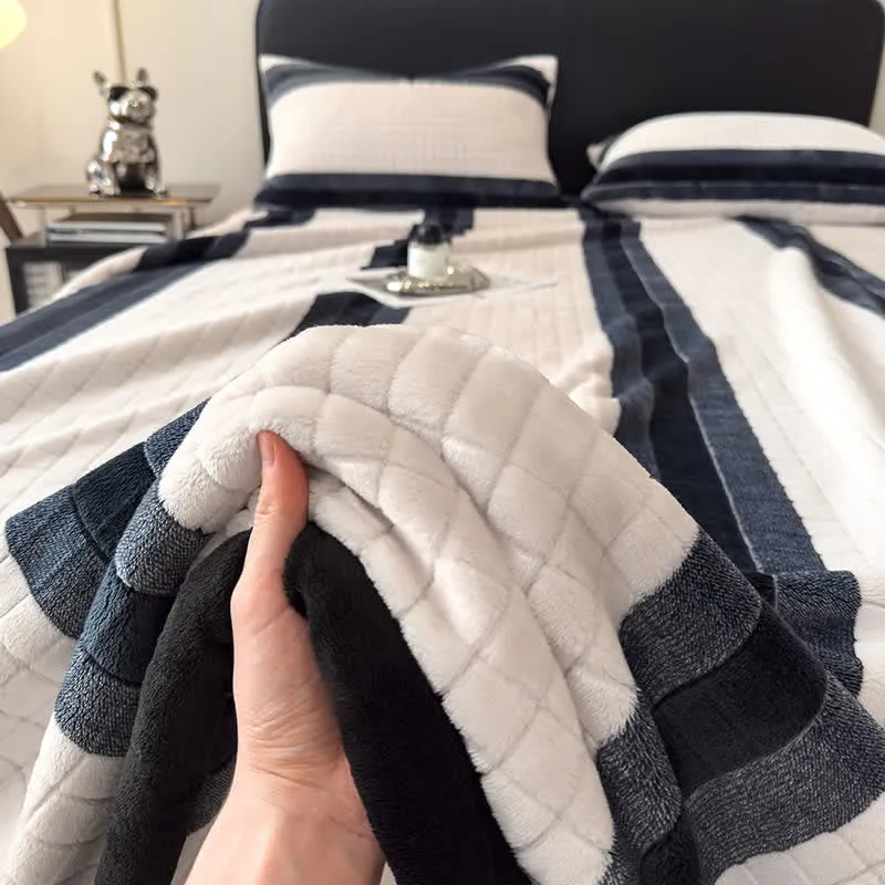 Weiche Kuscheldecke mit geometrischem Karomuster