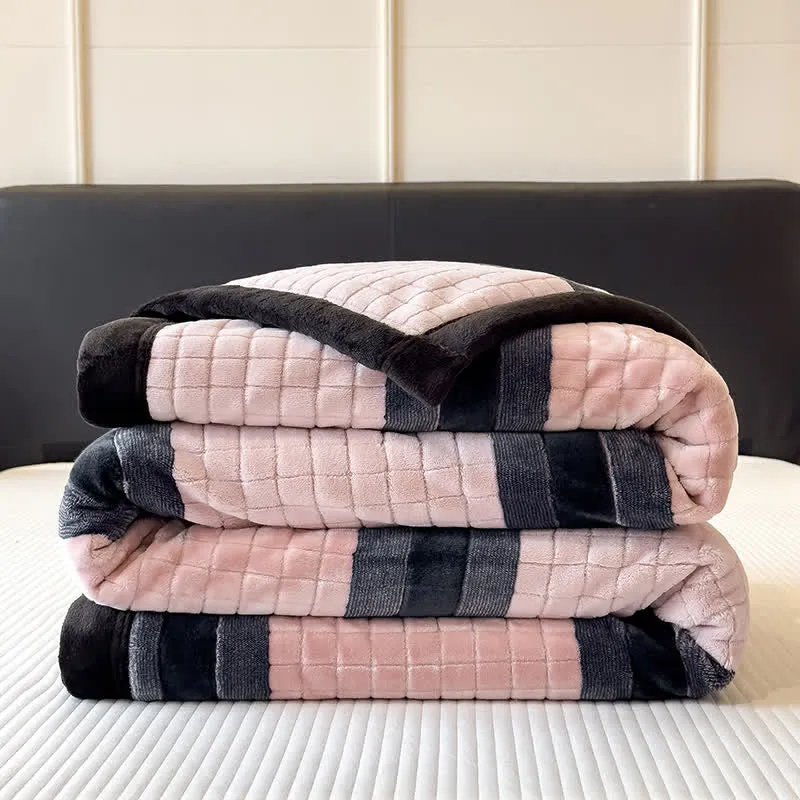 Weiche Kuscheldecke mit geometrischem Karomuster