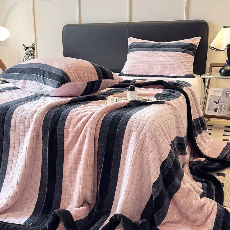 Weiche Kuscheldecke mit geometrischem Karomuster