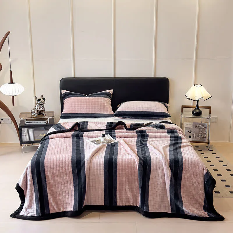 Weiche Kuscheldecke mit geometrischem Karomuster