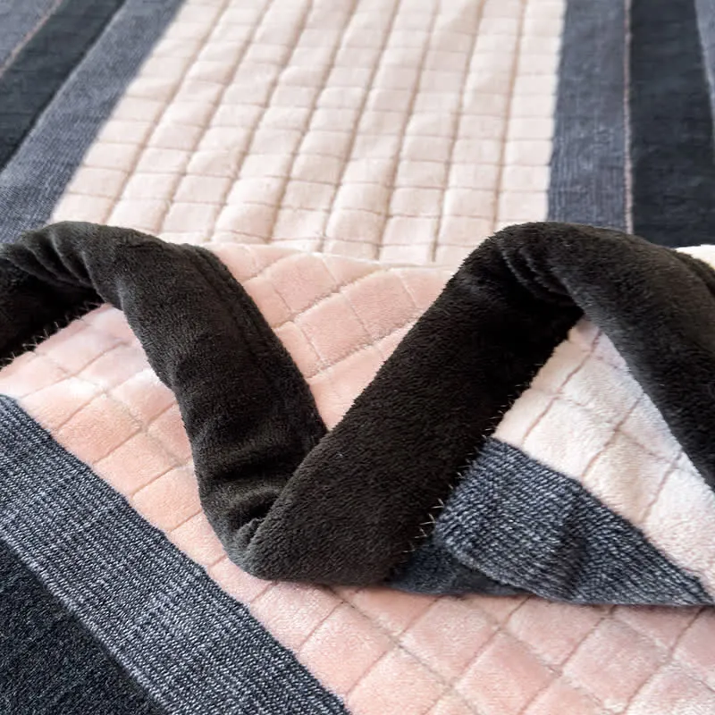Weiche Kuscheldecke mit geometrischem Karomuster