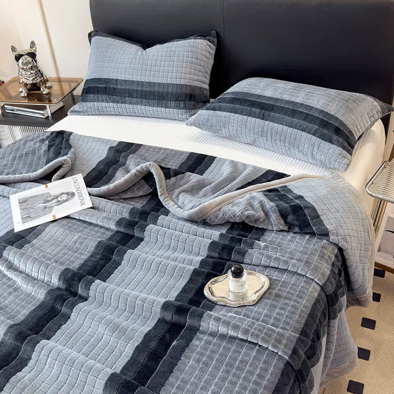 Weiche Kuscheldecke mit geometrischem Karomuster