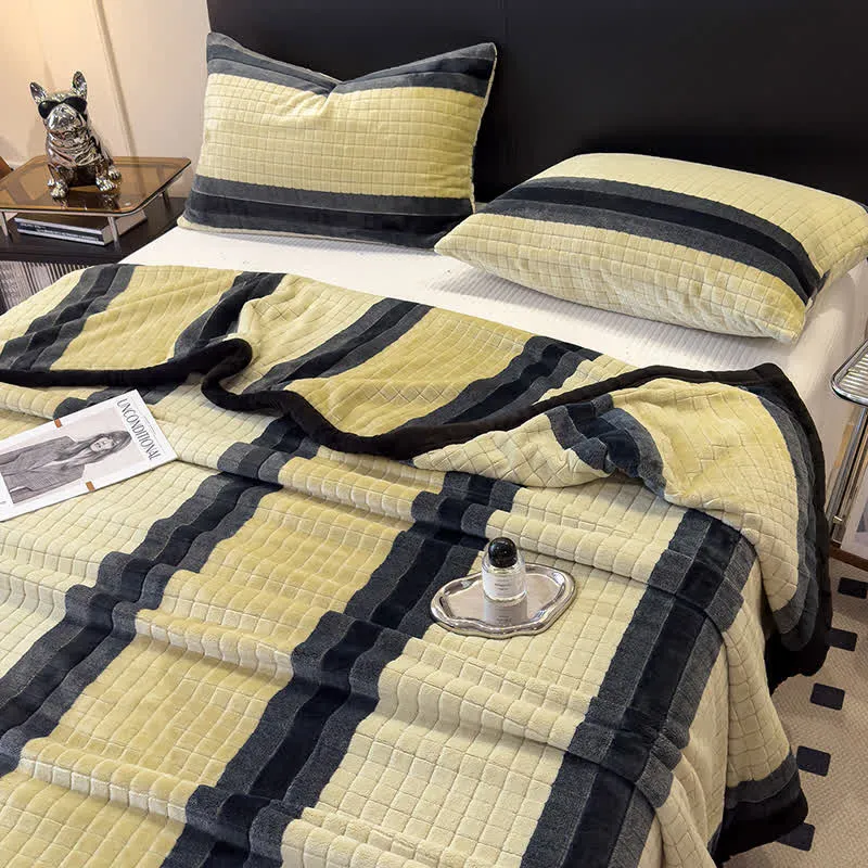 Weiche Kuscheldecke mit geometrischem Karomuster