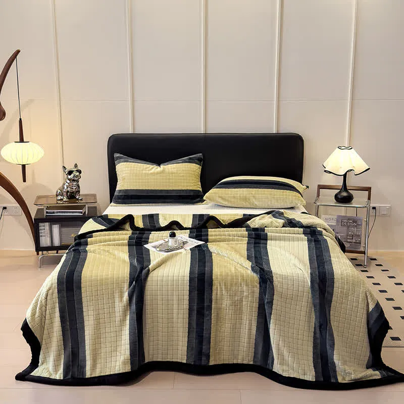 Weiche Kuscheldecke mit geometrischem Karomuster