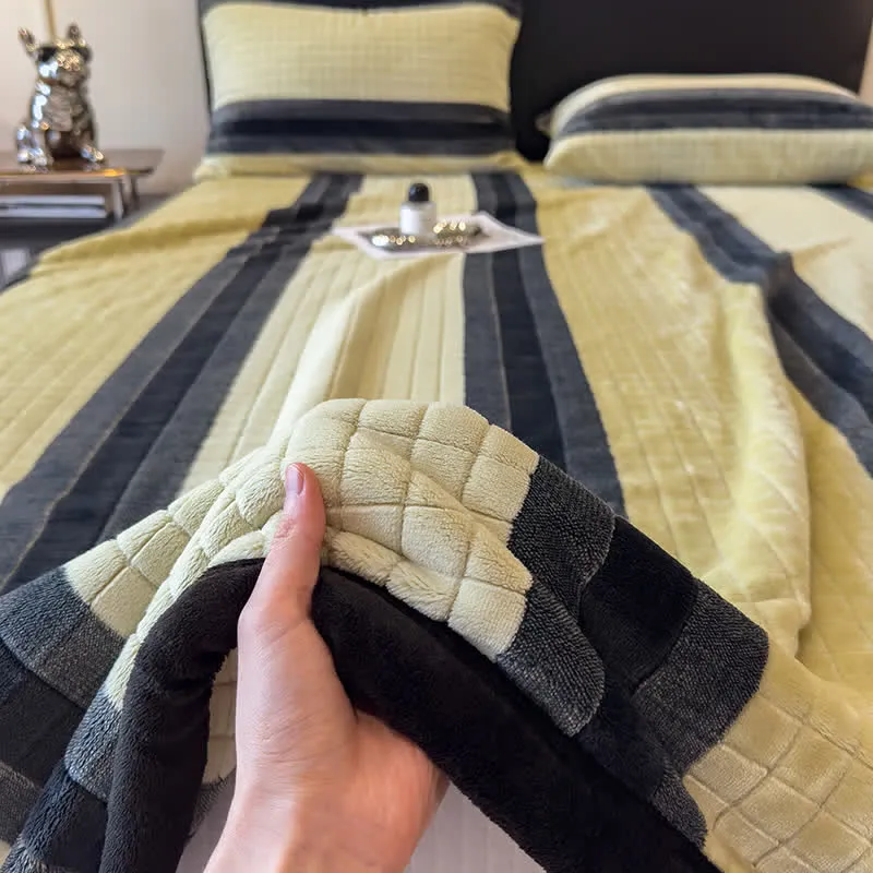 Weiche Kuscheldecke mit geometrischem Karomuster