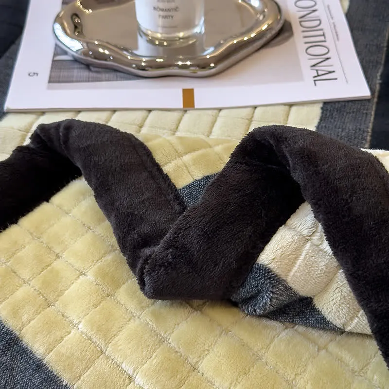 Weiche Kuscheldecke mit geometrischem Karomuster