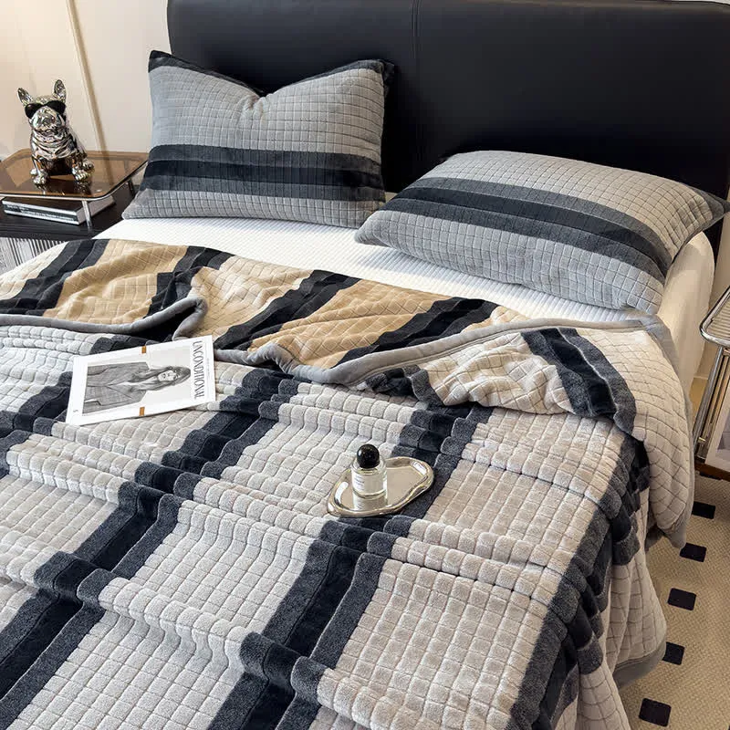 Weiche Kuscheldecke mit geometrischem Karomuster