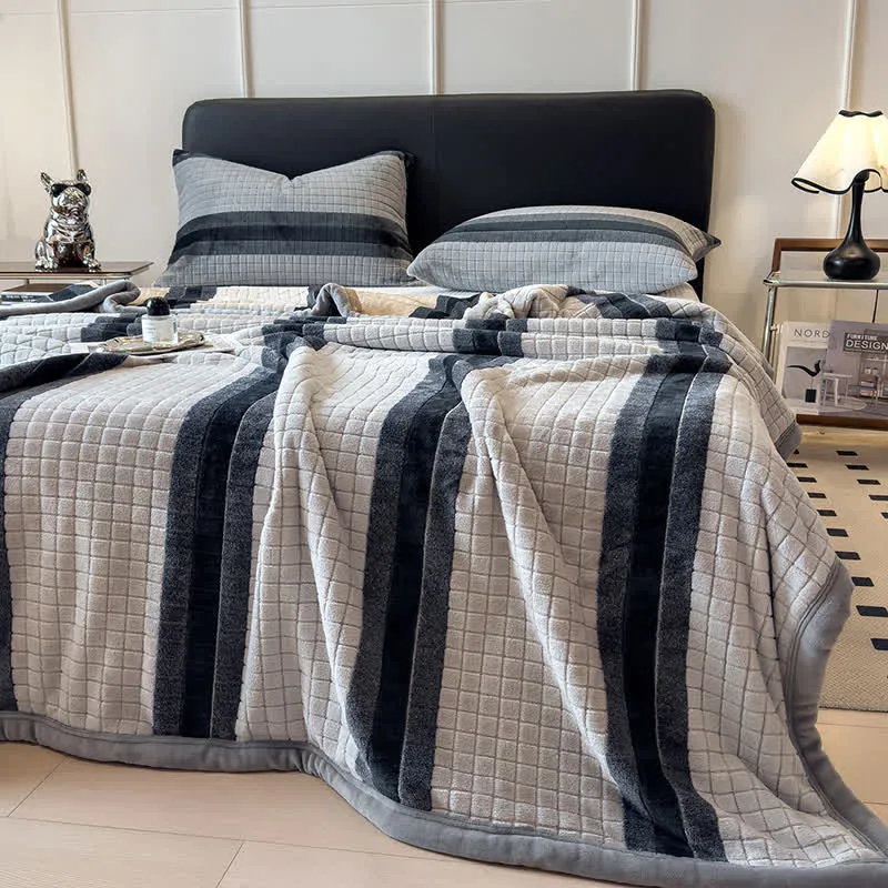 Weiche Kuscheldecke mit geometrischem Karomuster