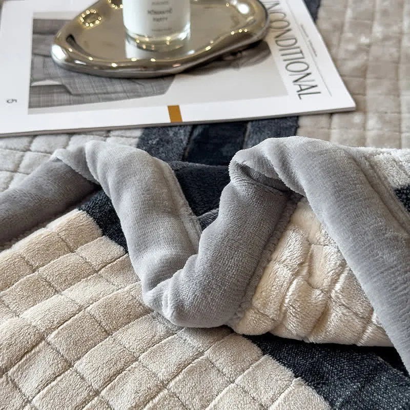 Weiche Kuscheldecke mit geometrischem Karomuster