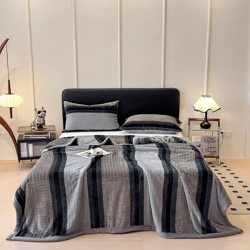 Weiche Kuscheldecke mit geometrischem Karomuster