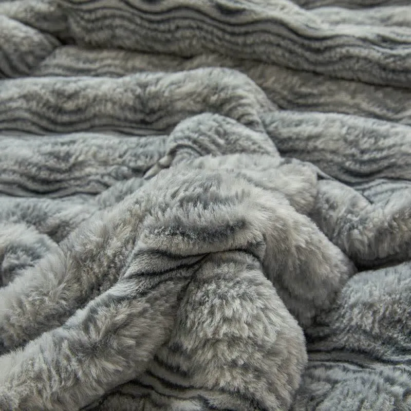 Weiche, flauschige Plüschdecke mit Wellenmuster
