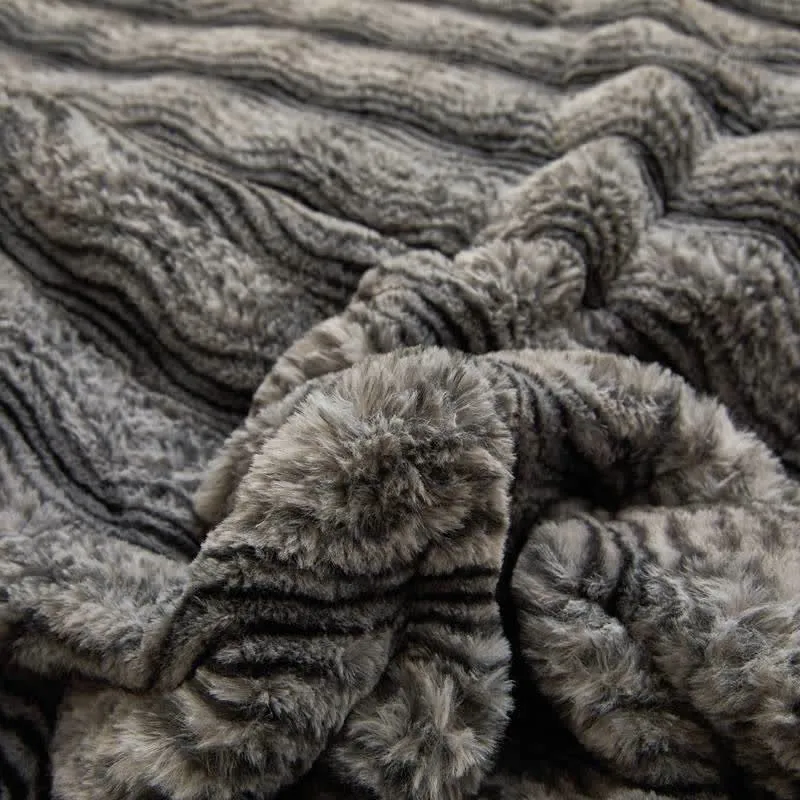 Weiche, flauschige Plüschdecke mit Wellenmuster