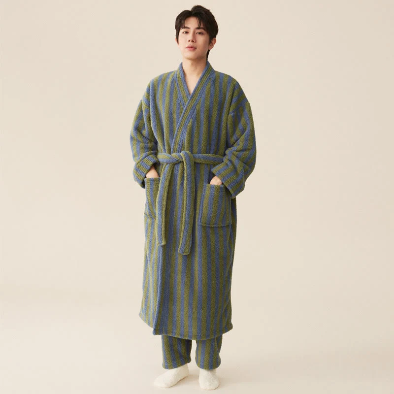 Langer Bademantel aus modernem Fleece mit modernen Streifen
