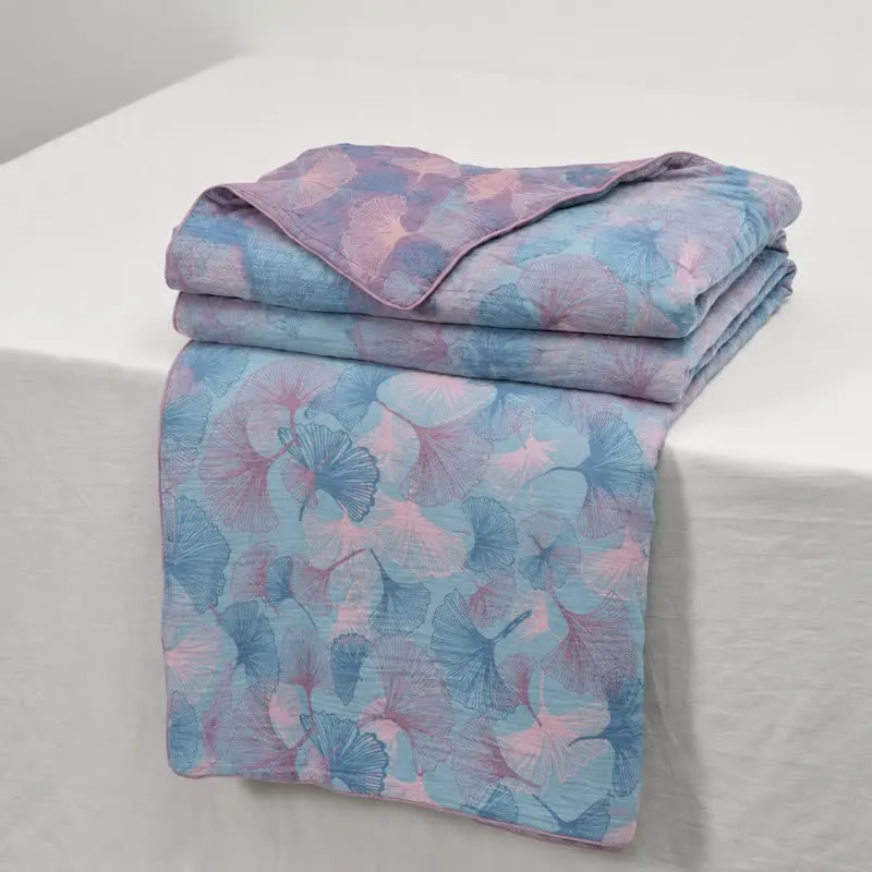 Wendbare Tagesdecke aus Baumwollgaze mit Ginkgoblatt-Motiv