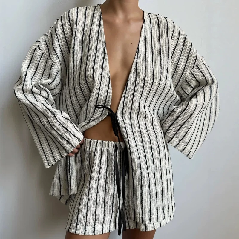 Müheloses gestreiftes Baumwoll-Wickel-Resort-Loungewear-Set