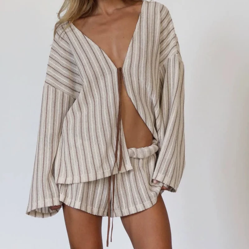 Müheloses gestreiftes Baumwoll-Wickel-Resort-Loungewear-Set