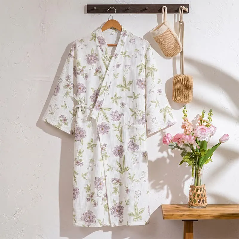 Kimono-Bademantel aus Baumwolle mit violettem Blumenmuster