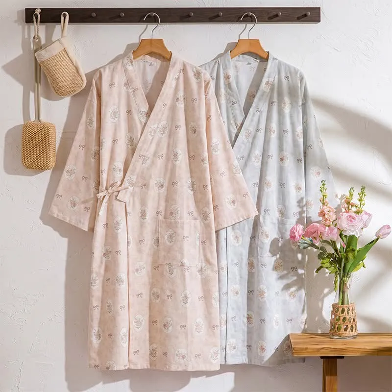 Kimono-Bademantel aus Baumwolle mit gerahmter Rose und Schleife