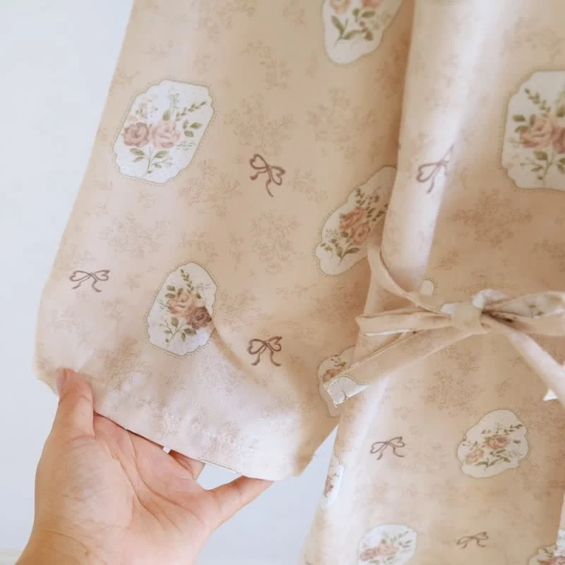 Kimono-Bademantel aus Baumwolle mit gerahmter Rose und Schleife