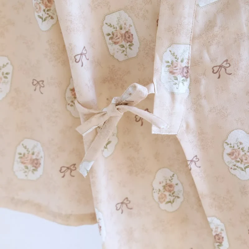 Kimono-Bademantel aus Baumwolle mit gerahmter Rose und Schleife