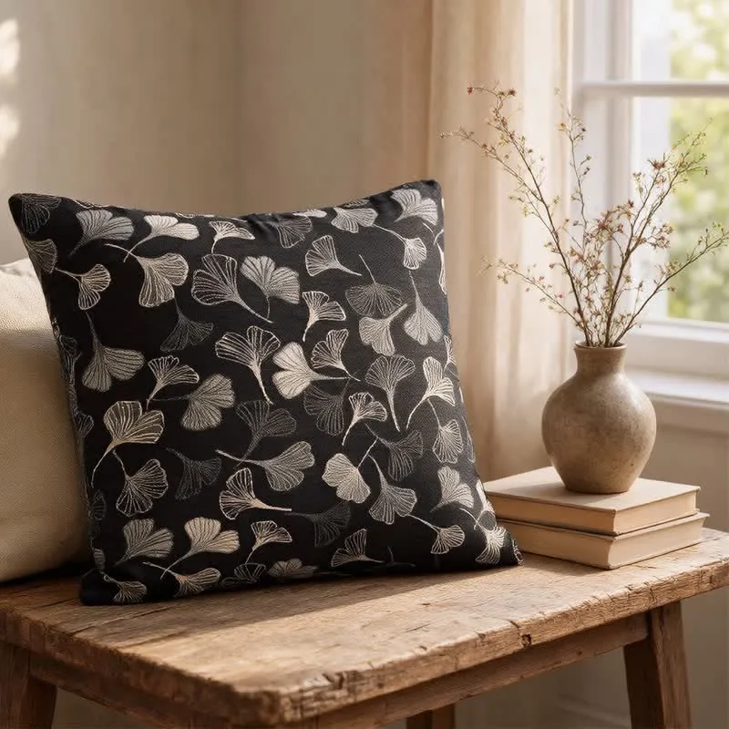 Vintage Dekokissen mit schwarzem Ginkgoblatt