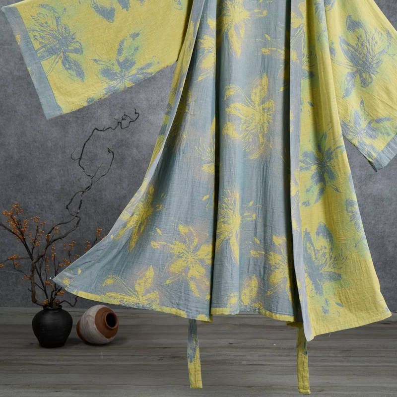 Kimono-Bademantel aus azurblauem Baumwollgaze