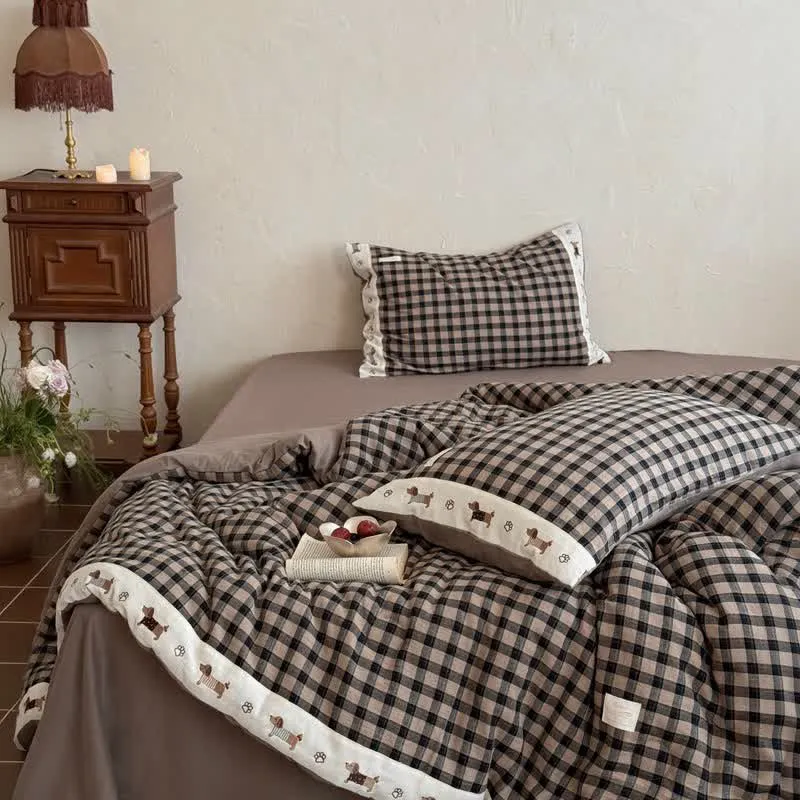 Gemütliche khakifarbene Vichy-Steppdecke mit Welpenstickerei