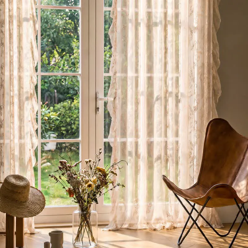Fenstervorhang mit Rüschenrand und Lichtfilterung