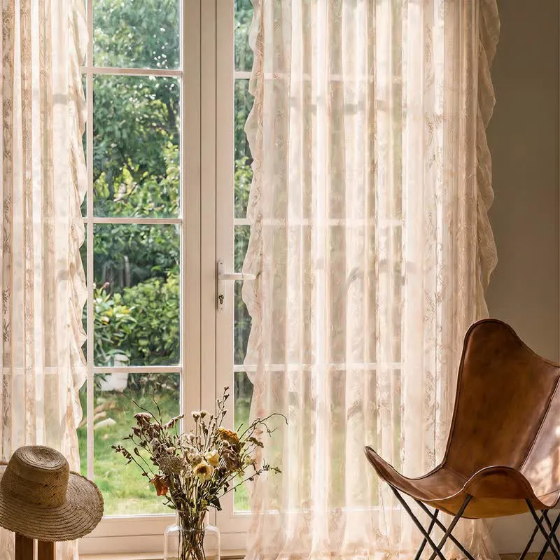 Fenstervorhang mit Rüschenrand und Lichtfilterung