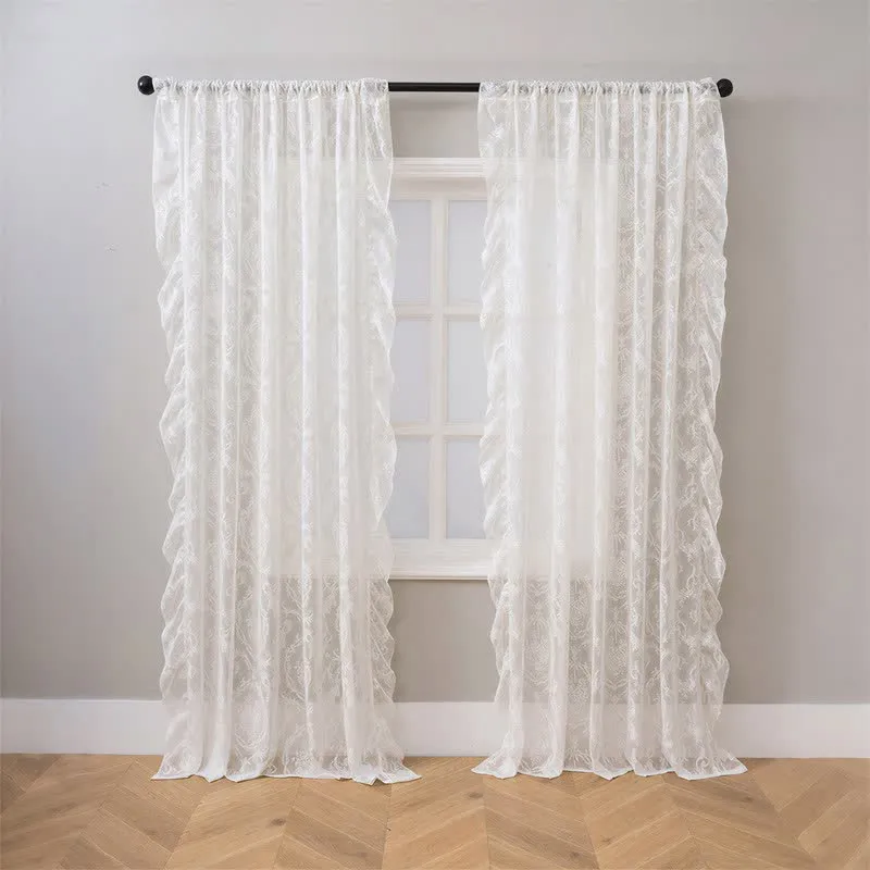 Fenstervorhang mit Rüschenrand und Lichtfilterung