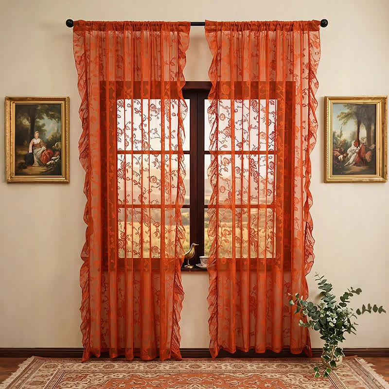 Cottagecore-Fenstervorhang mit floraler Spitze
