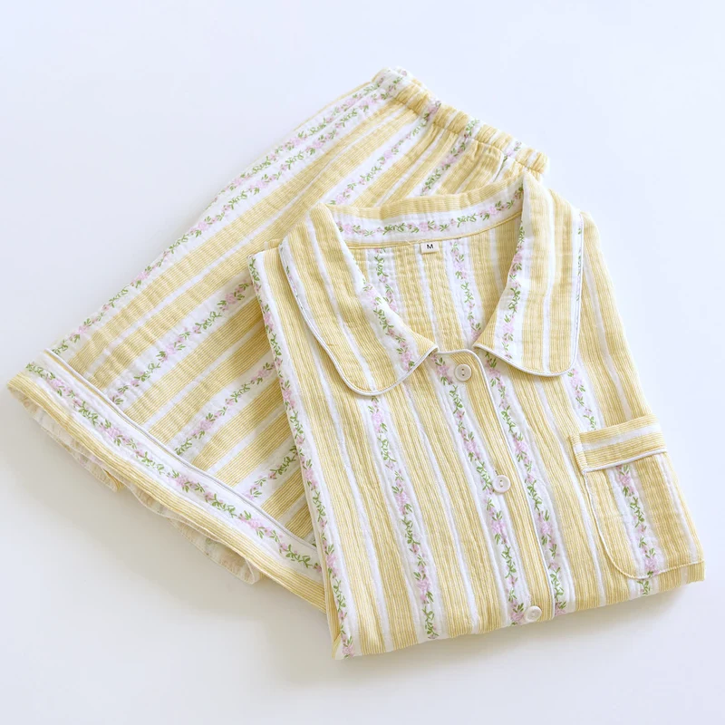 Loungewear-Set mit Blumenstreifen und Knopfleiste