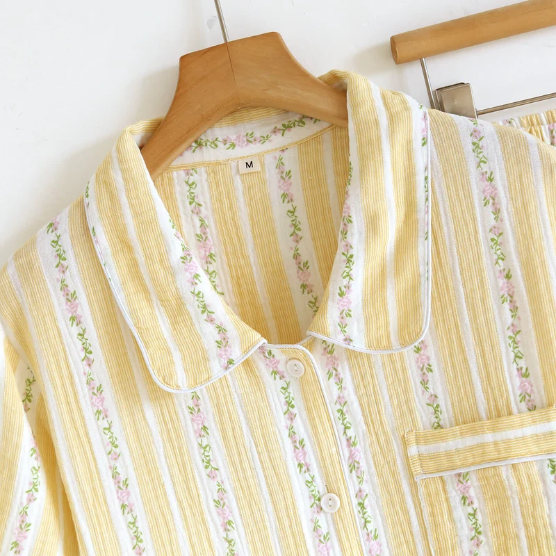 Loungewear-Set mit Blumenstreifen und Knopfleiste
