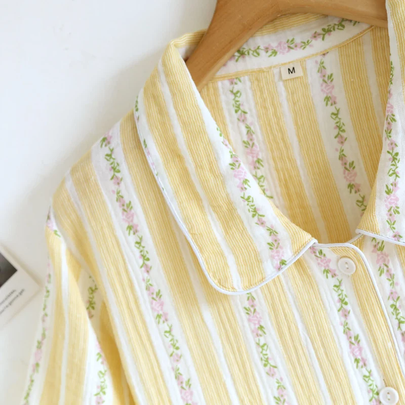 Loungewear-Set mit Blumenstreifen und Knopfleiste