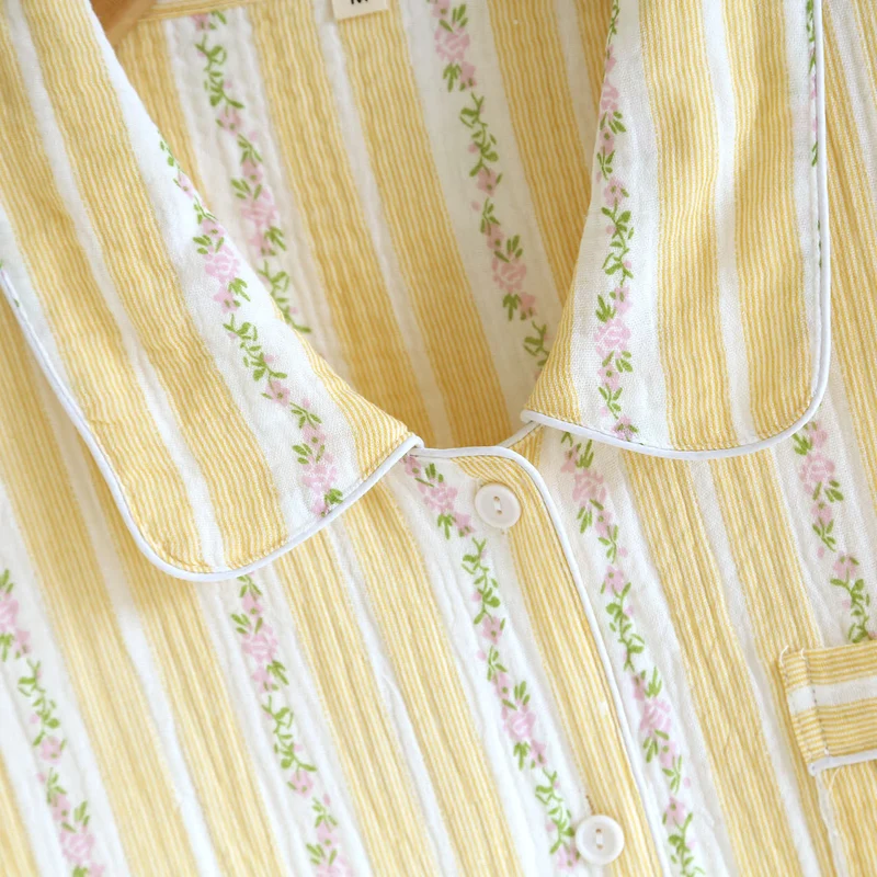 Loungewear-Set mit Blumenstreifen und Knopfleiste