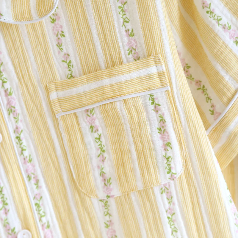 Loungewear-Set mit Blumenstreifen und Knopfleiste