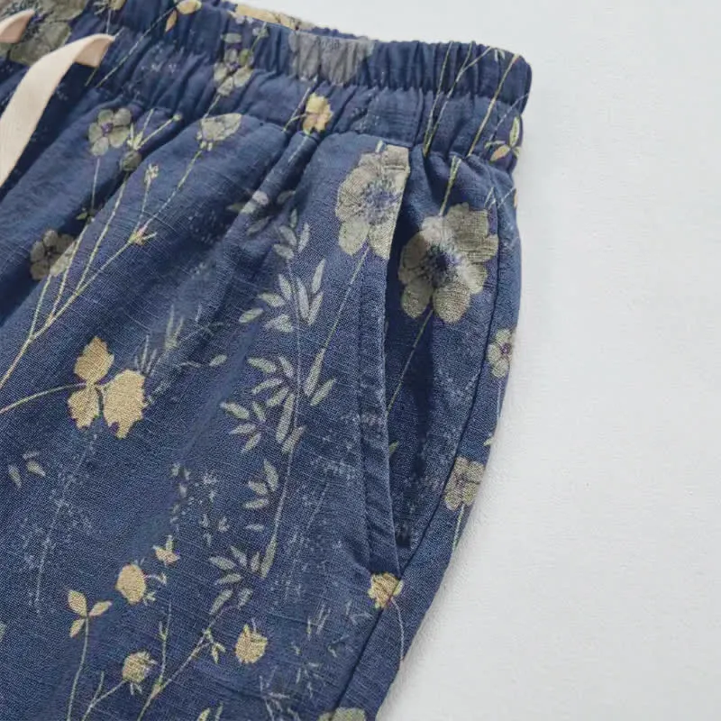 Marineblaue Loungehose aus Baumwollgewebe mit Wildblumenmuster