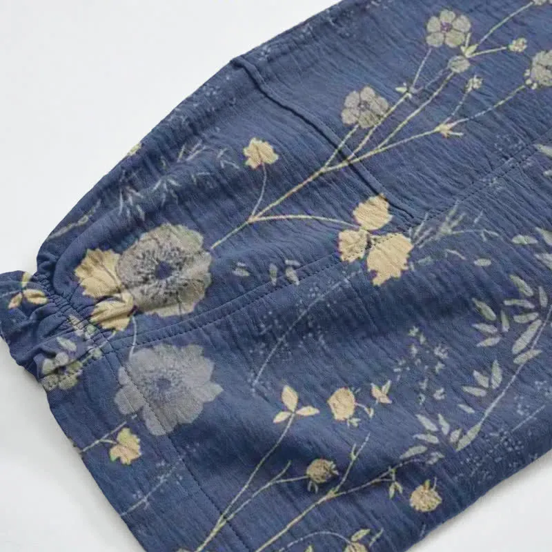 Marineblaue Loungehose aus Baumwollgewebe mit Wildblumenmuster