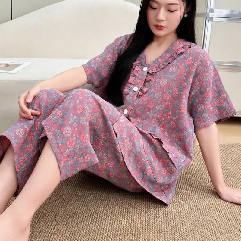 Loungewear-Set in Übergröße mit Rüschenbesatz, kurze Caprihose